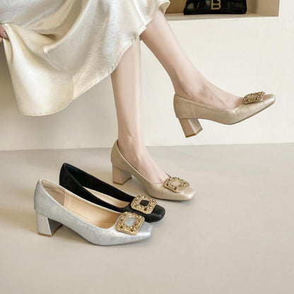 Zapatos de tacón grueso con hebilla cuadrada y pedrería